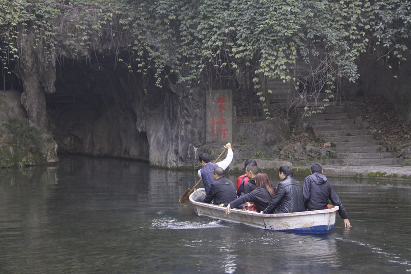 游览地下长河
