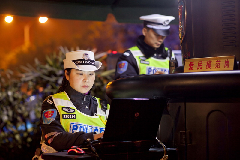 女警也值夜