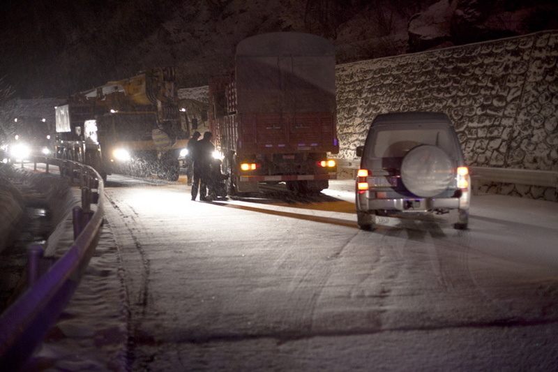 夜行冰雪路