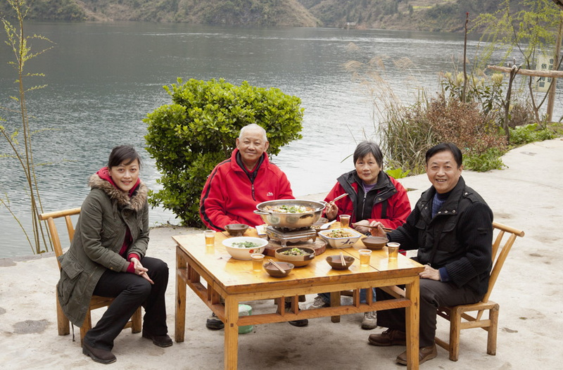 酉江边上的美食