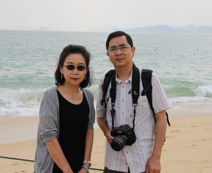 大哥大和大姐大在混边沙滩