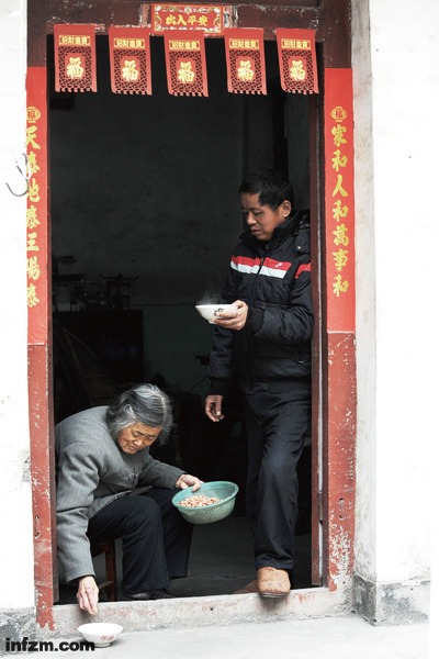 胡颂文家境贫困，与母亲相依为命。 (王广祥 图).jpg