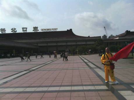 珠海拱北出发时南方都市报记者帮我拍的.jpg