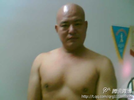 清晨坐禅修身心 窗外大雨心里静 呼吸均匀守丹田.jpg