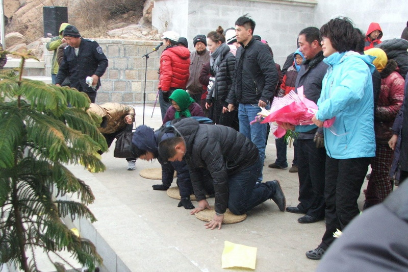 瑞雪飘飘，红旗漫舞，毛公山纪念毛泽东诞辰120周年活动 作者-bg4jxh.jpg