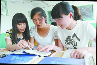 4史丽君（中）和同学一起学习.jpg
