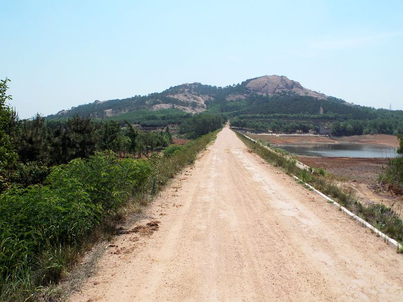 DSCN0640_从训虎山水库大坝上东望训虎山.jpg