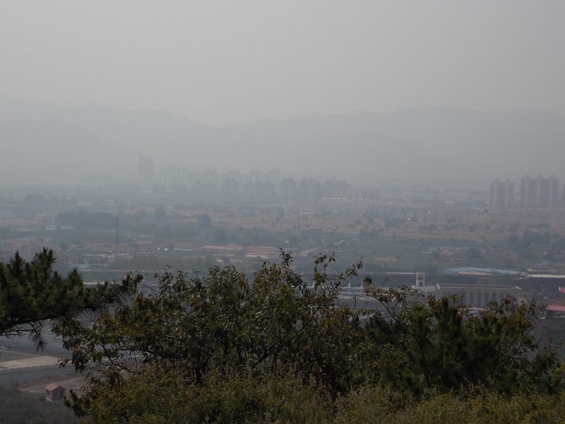 DSCN1257山下烟笼霾罩的城市.JPG