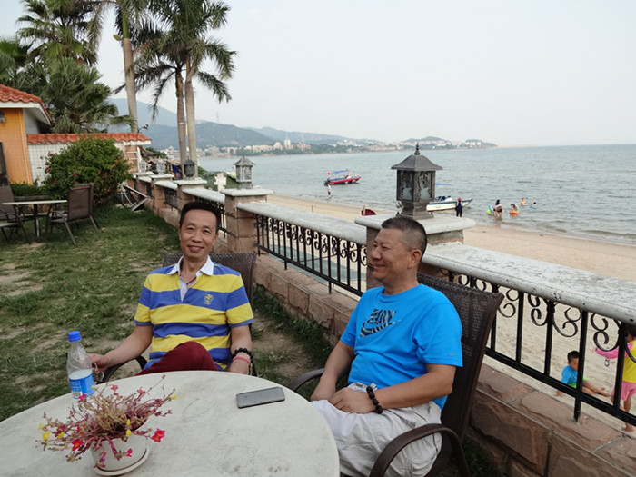海景房前听涛。
