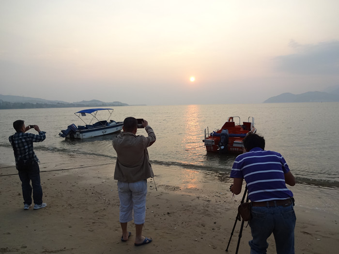 海上观日出。