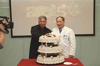 丁义涛教授和肝移植手术患者代表切蛋糕。张可欣 摄.jpg