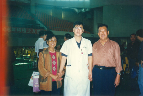 2006年我和老伴与吴刚主任合影