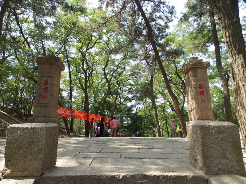 DSCN3302 松风口，有两个石砌门垛立于两旁，上刻华楼山三个大字，字体端庄，是1936年6.jpg