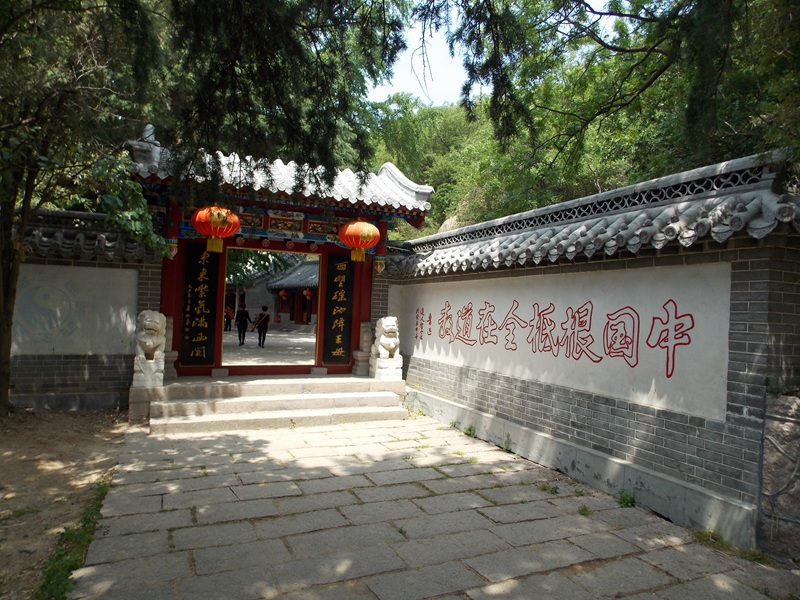 DSCN3340 华楼宫面对夕阳涧，正门朝东.jpg