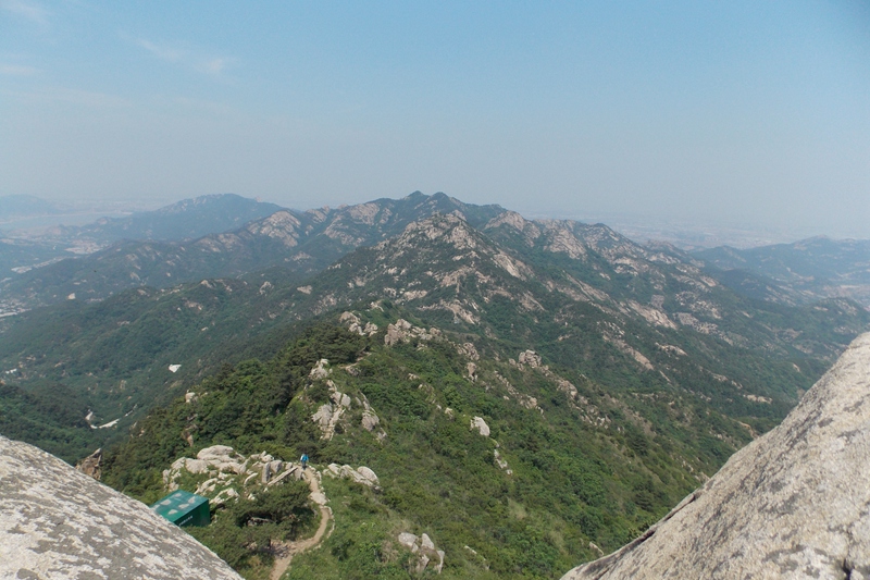 DSCN3674 马鞍峰上西望山色峪和棉花社区.JPG