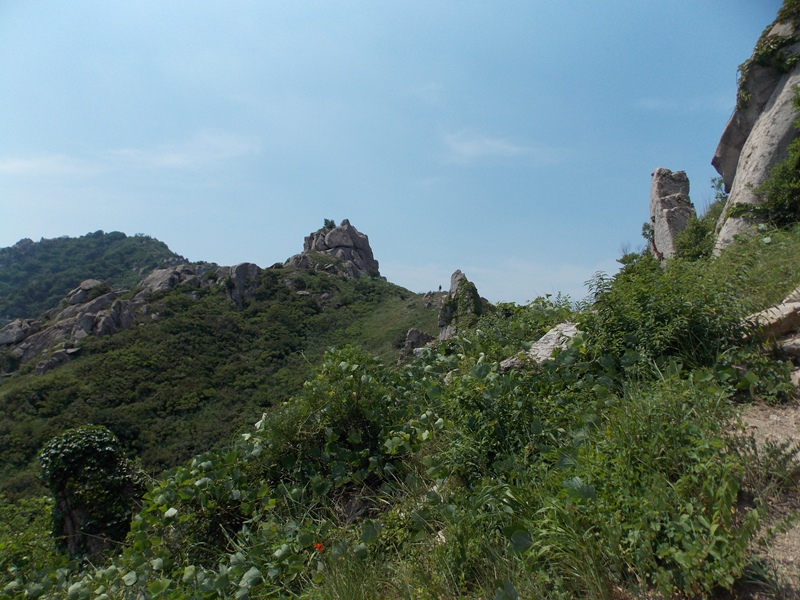 DSCN3693 远处是鹰扑顶.JPG