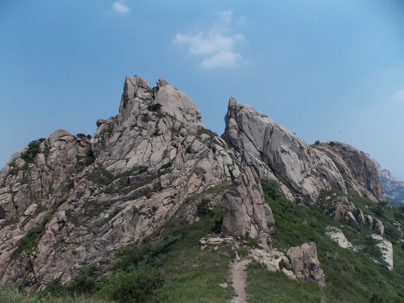 DSCN3712 从鹰扑顶方向望马鞍峰.JPG