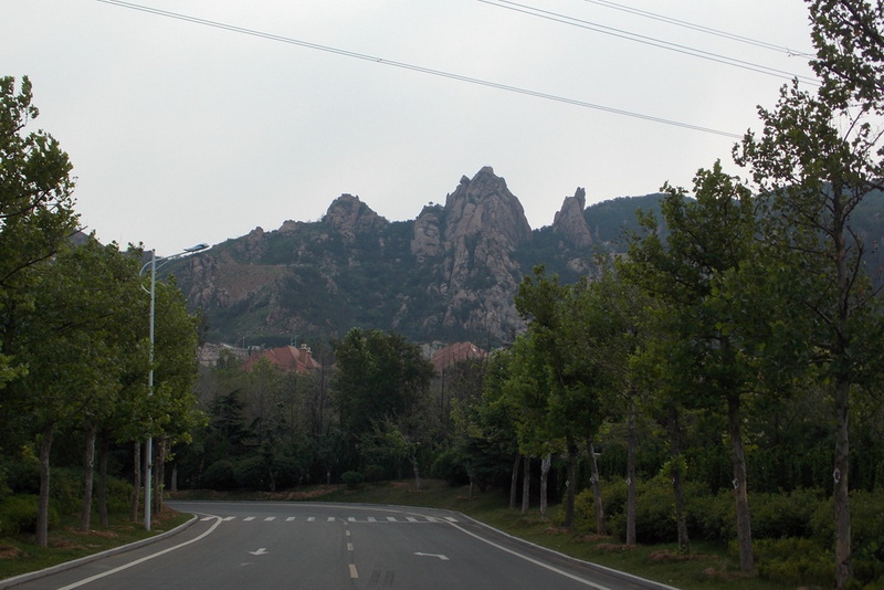 DSCN3974 遥看太和峰和霸王虞姬峰_副本.jpg
