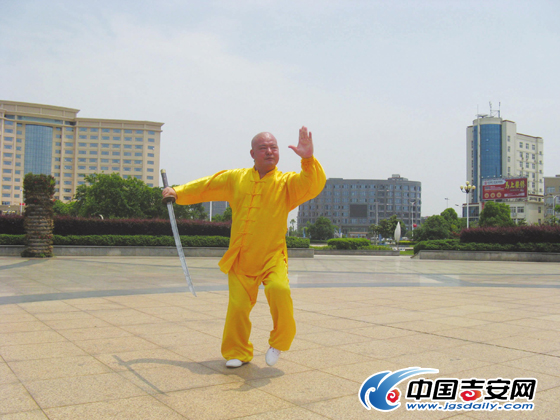 邱润光在庐陵文化广场习武.jpg