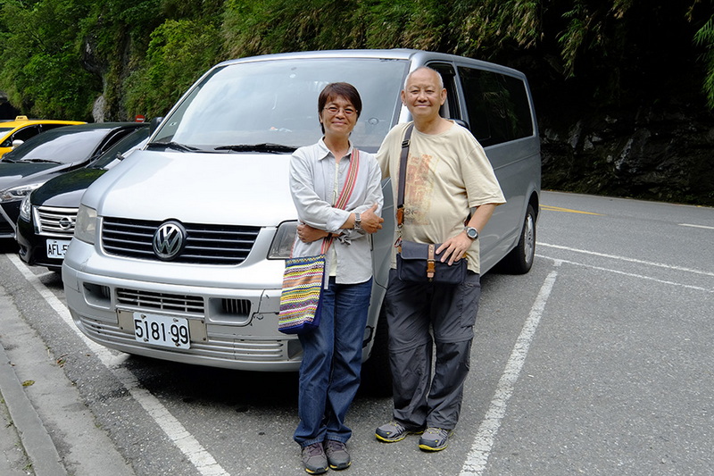 在花莲陪同我游的阿美族司机及車