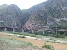 峡谷里的铁路