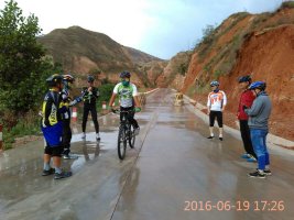 等来了在山上农家避雨的队友