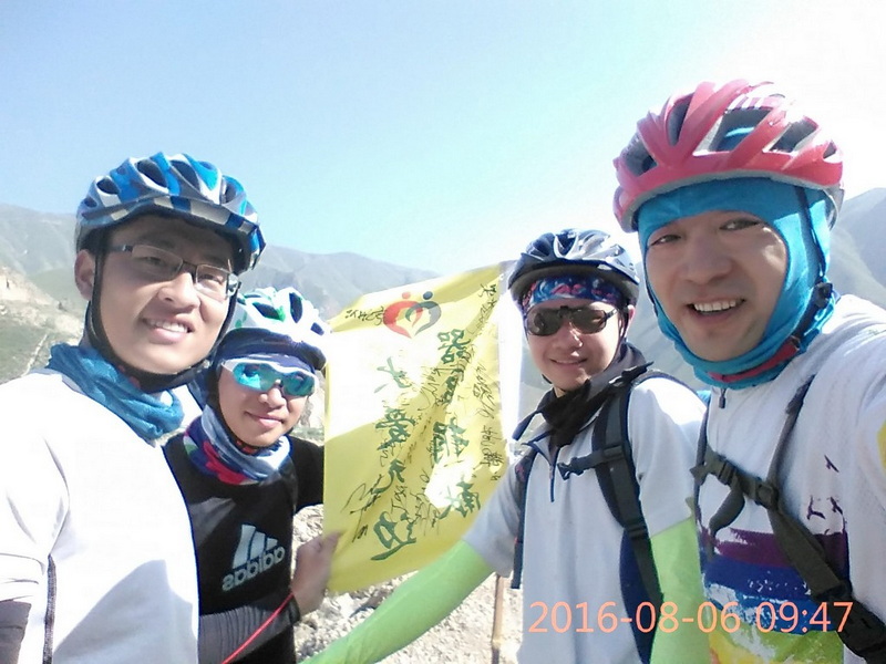 合影留念，他们对器官捐献常识不陌生，社区有宣传的