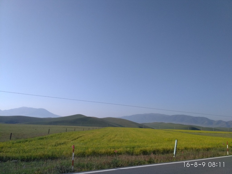 湖边草原