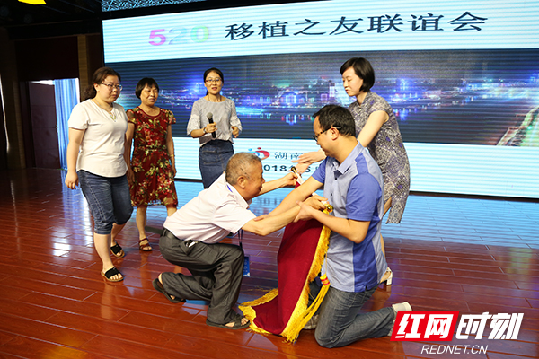 2 “医患互跪”场景十分感人。.jpg