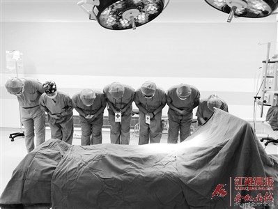 医生向何敏致敬。(医院供图).jpg