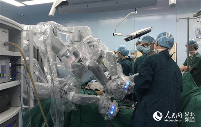 同济医院完成华中首例机器人肾移植手术.jpg