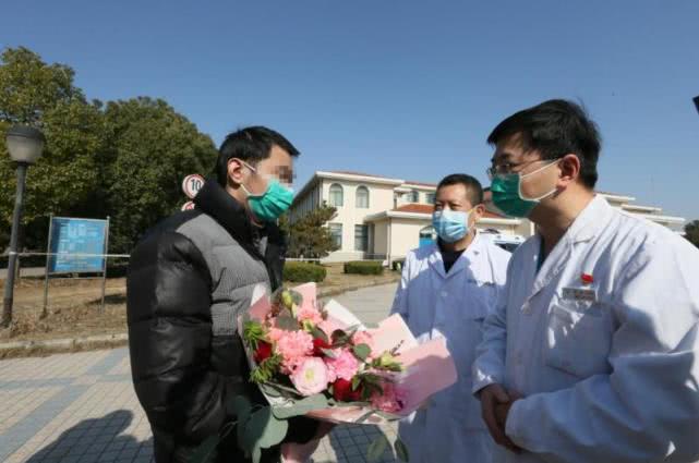 1 安徽首例肾移植新冠肺炎患者治愈出院.jpg