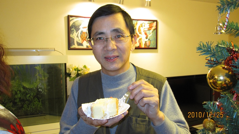 IMG_5955-天行健开心的吃蛋糕.jpg