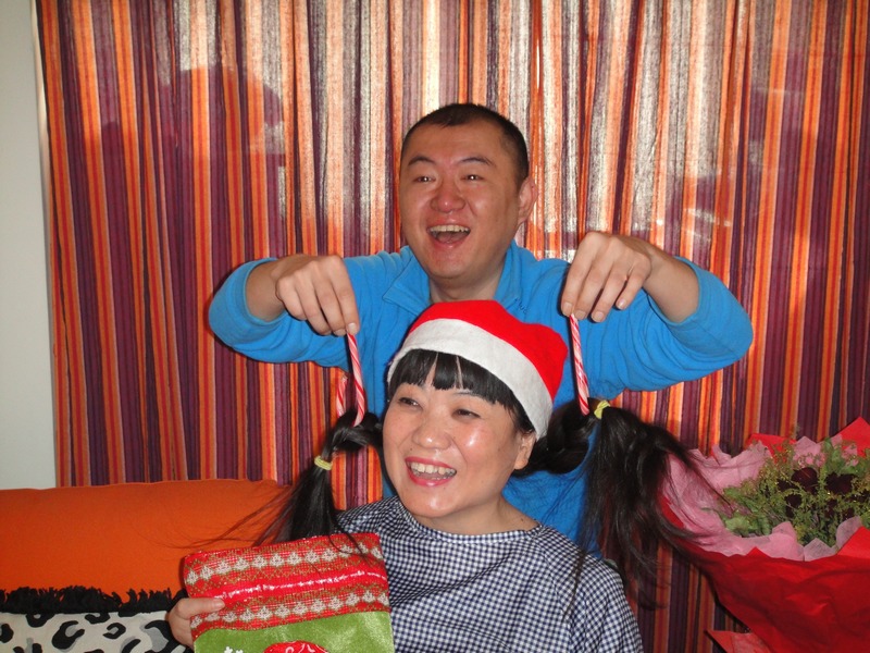 咚咚开心的把感恩的心小辩子给勾起来了.jpg
