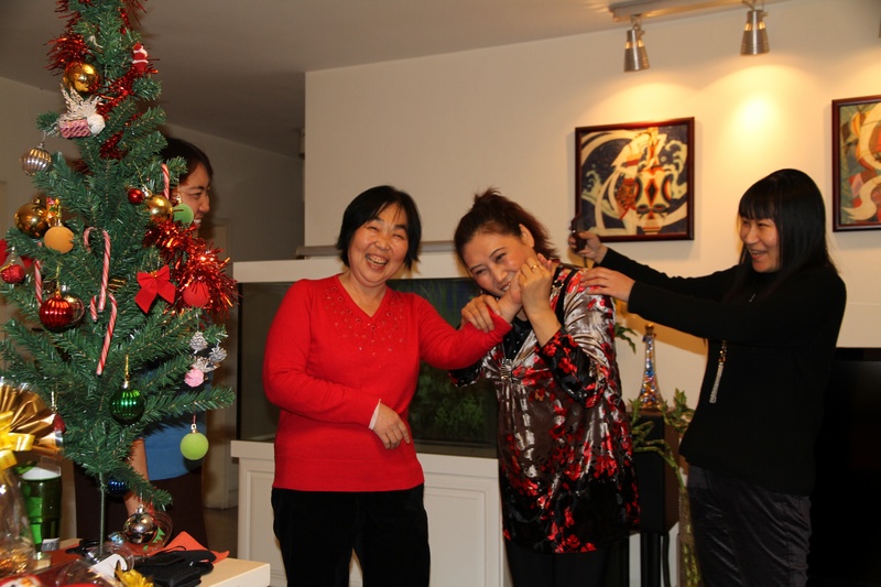IMG_2387-抓起耗子受伤的胳膊就想咬，声称咬一咬就很快恢复好了，哈哈哈~~~.jpg