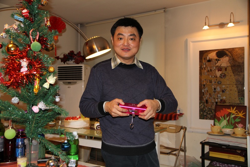 IMG_2412-珍惜每一天手里拿的是可用U盘播放放音乐的音箱.jpg