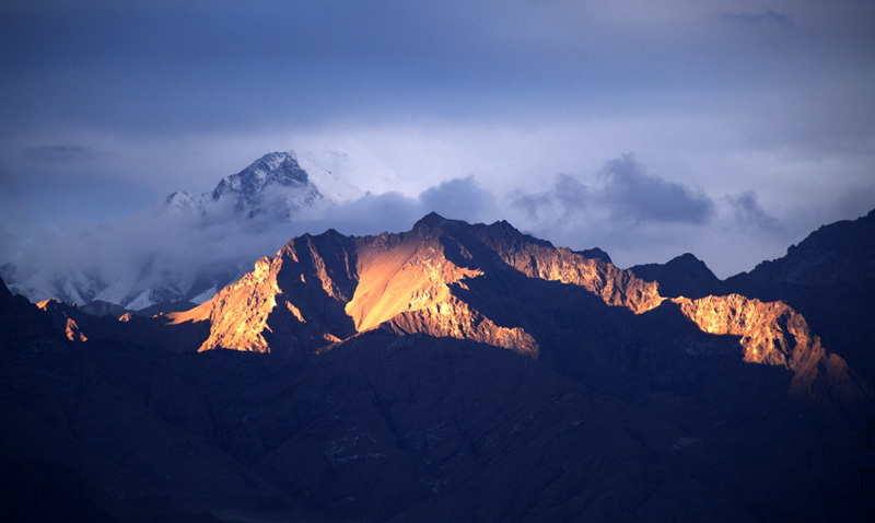 7笑乐汉——远眺昆仑山.jpg