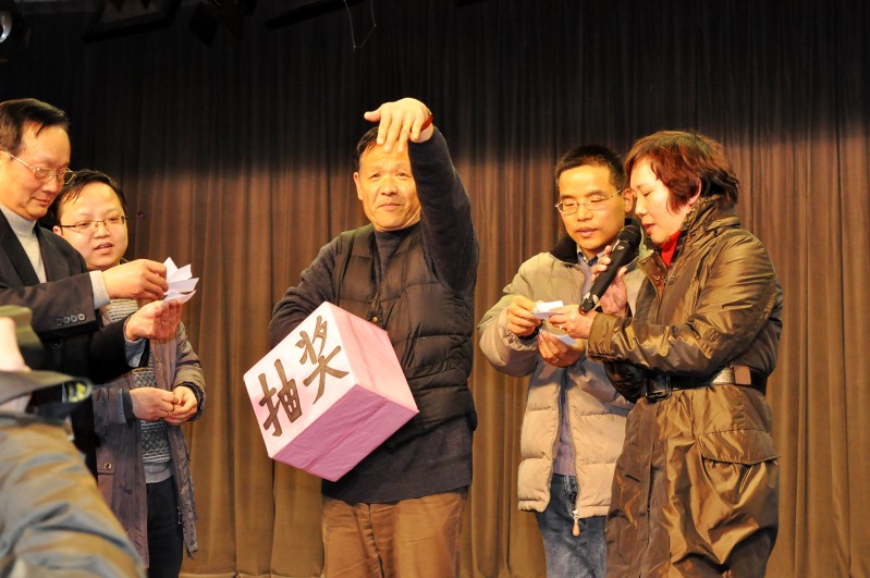 华东制药代表虞建毅（右二）抽取奖品号码.jpg