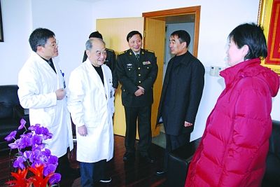 南京军区总院黎介寿院士亲自为林秀翠复查，并祝贺其康复。毛剑秋 摄