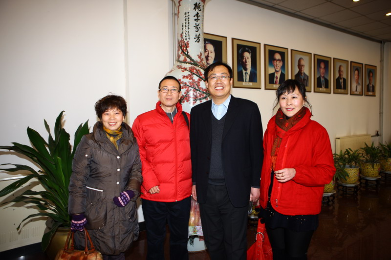 阿龙夫妇与志坚，凤凰合影