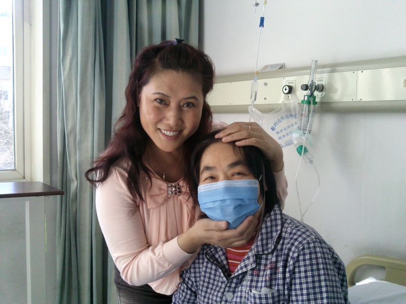 姐姐嘱咐妹妹好好安心养病.jpg