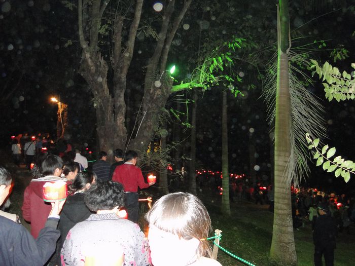 千人放河灯