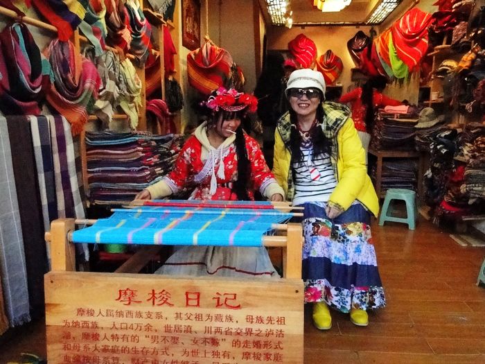 观看小妹妹织布