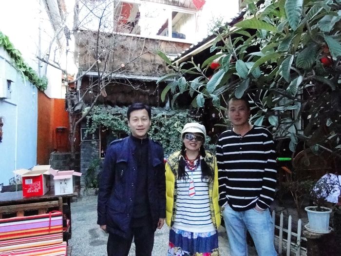 与朋友合影留念