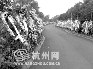通向灵堂的道路上排满了花圈，可见逝者生前的影响力。记者 韩丹 摄