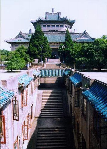 老斋舍的台阶和老图书馆