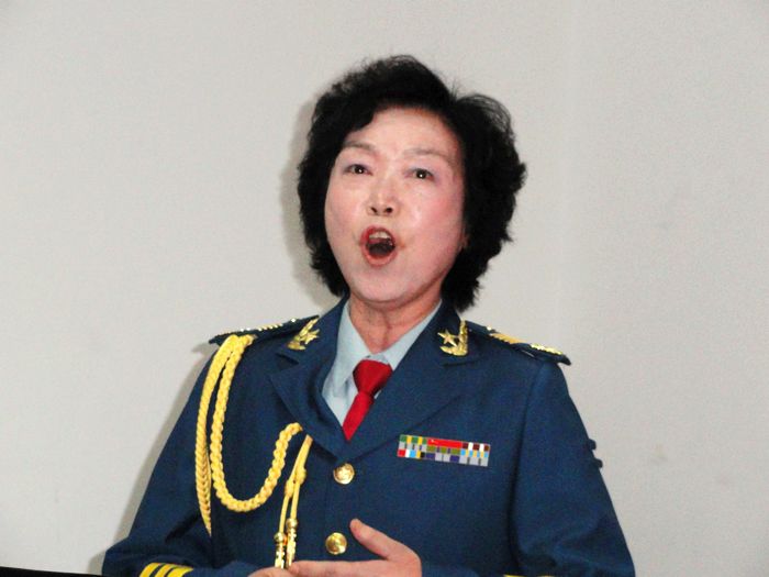 演唱《我爱你中国》