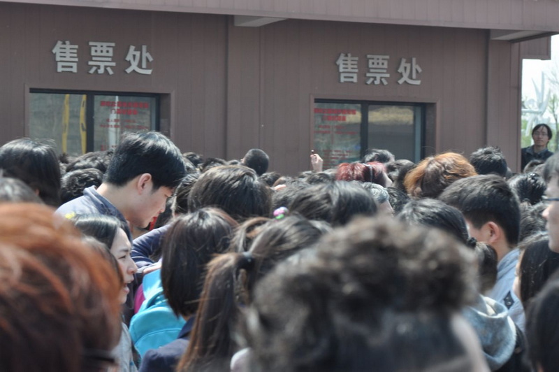 等待买票.jpg