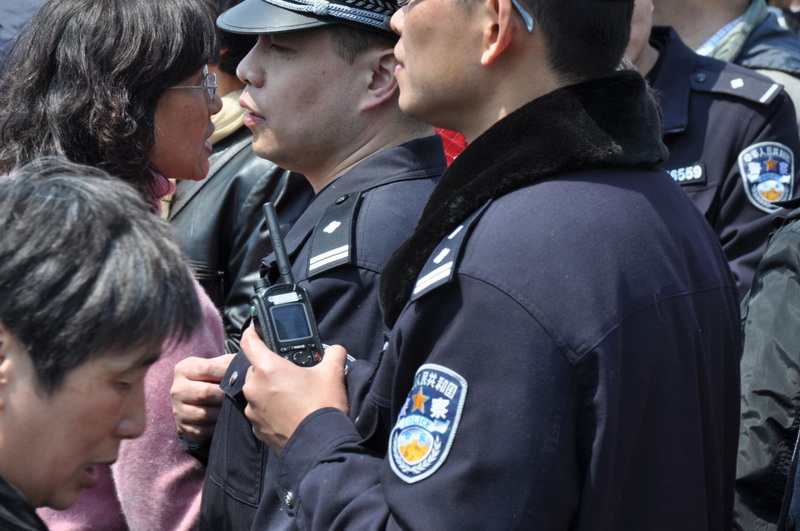 无奈的警察.jpg