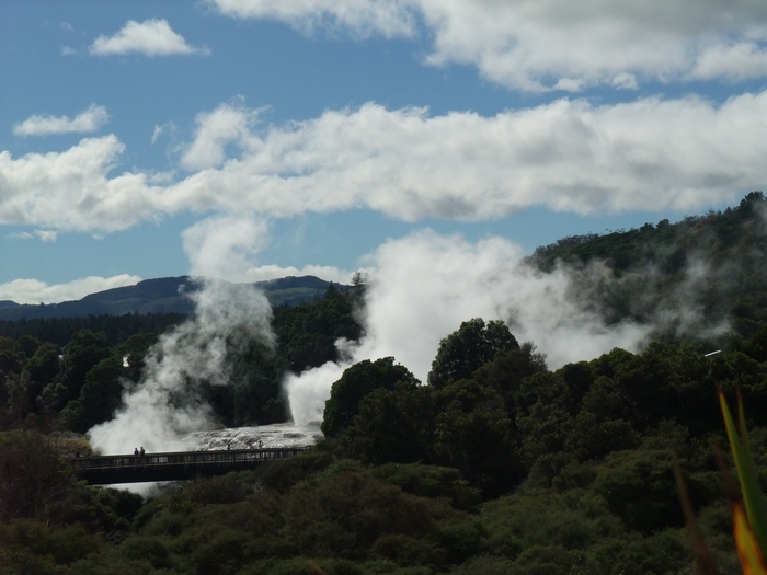 新西兰是地震带的国家，火山口需要减少压力
